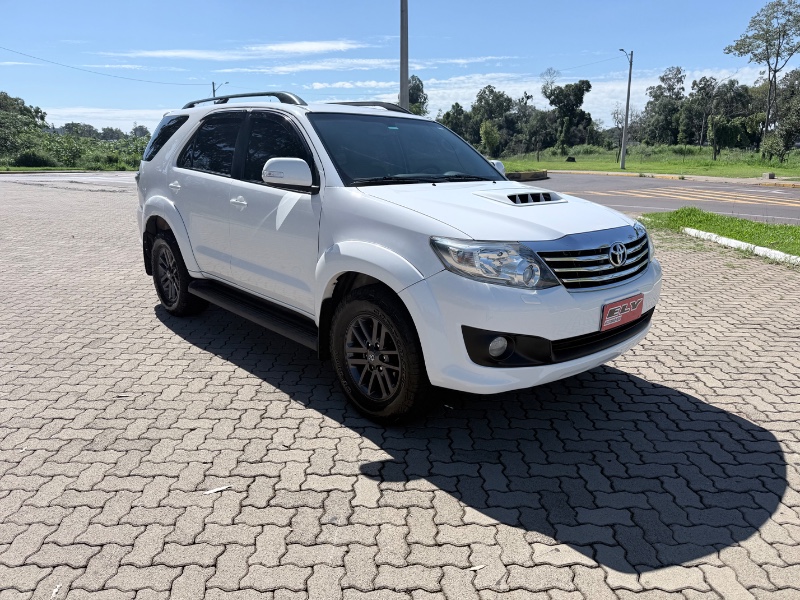 TOYOTA HILUX SW4 3.0 SRV 4X4 7 LUGARES 16V TURBO INTERCOOLER 2014/2014 ELY AUTOMÓVEIS LAJEADO / Carros no Vale