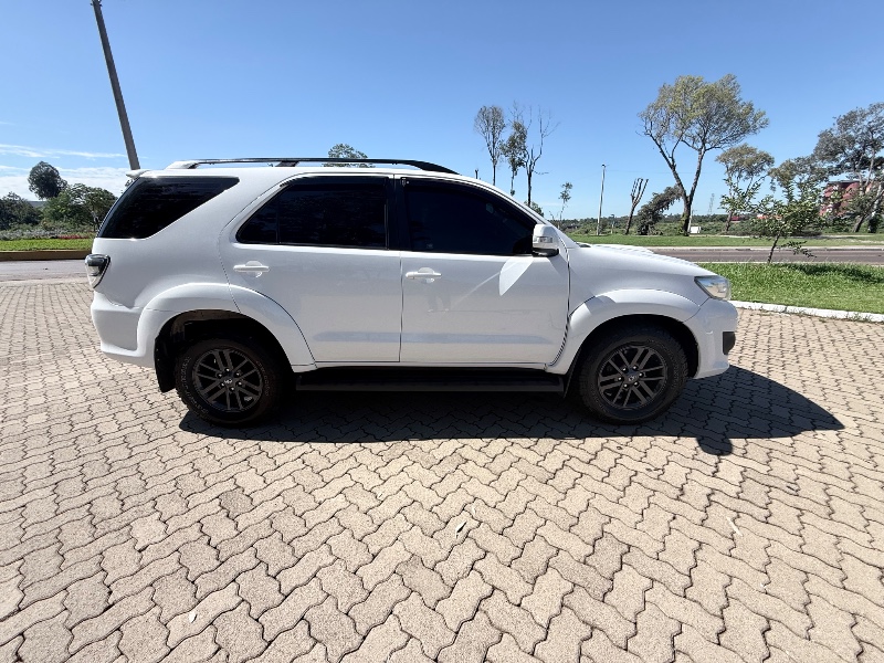 TOYOTA HILUX SW4 3.0 SRV 4X4 7 LUGARES 16V TURBO INTERCOOLER 2014/2014 ELY AUTOMÓVEIS LAJEADO / Carros no Vale