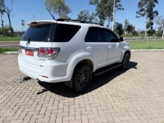 TOYOTA HILUX SW4 3.0 SRV 4X4 7 LUGARES 16V TURBO INTERCOOLER 2014/2014 ELY AUTOMÓVEIS LAJEADO / Carros no Vale