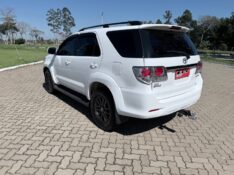 TOYOTA HILUX SW4 3.0 SRV 4X4 7 LUGARES 16V TURBO INTERCOOLER 2014/2014 ELY AUTOMÓVEIS LAJEADO / Carros no Vale