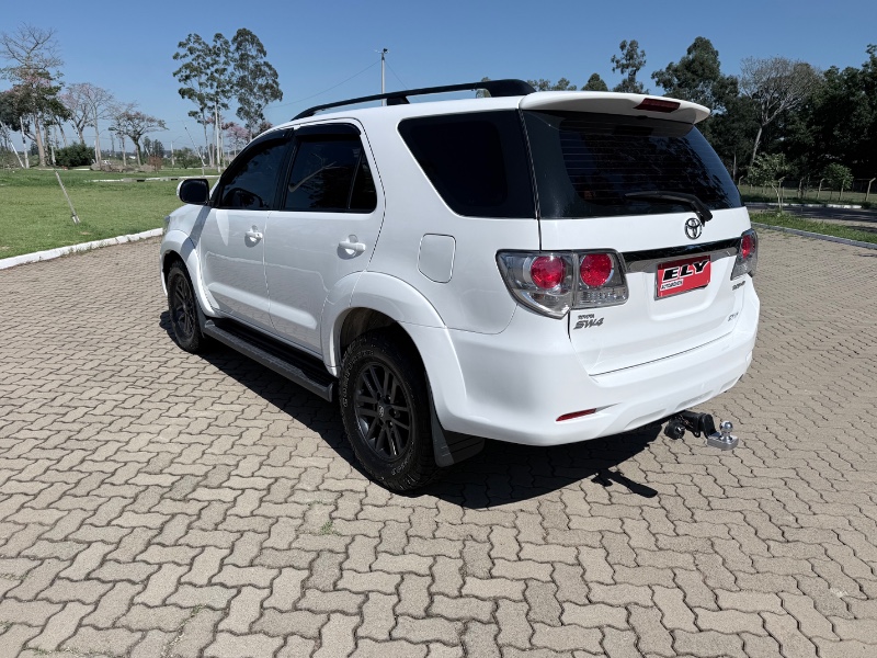 TOYOTA HILUX SW4 3.0 SRV 4X4 7 LUGARES 16V TURBO INTERCOOLER 2014/2014 ELY AUTOMÓVEIS LAJEADO / Carros no Vale