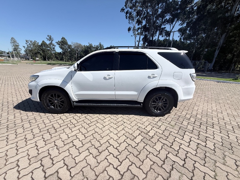 TOYOTA HILUX SW4 3.0 SRV 4X4 7 LUGARES 16V TURBO INTERCOOLER 2014/2014 ELY AUTOMÓVEIS LAJEADO / Carros no Vale