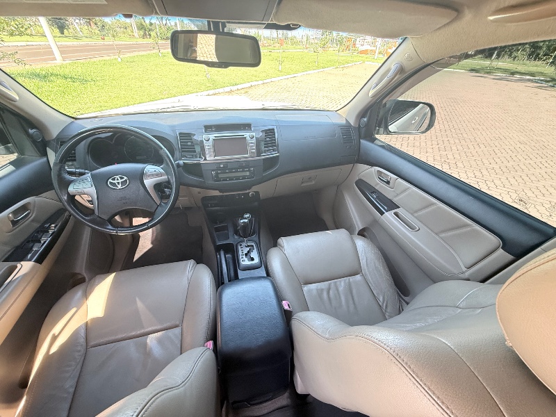 TOYOTA HILUX SW4 3.0 SRV 4X4 7 LUGARES 16V TURBO INTERCOOLER 2014/2014 ELY AUTOMÓVEIS LAJEADO / Carros no Vale