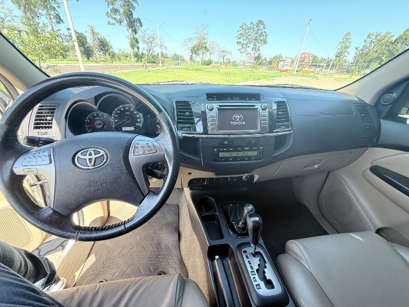 TOYOTA HILUX SW4 3.0 SRV 4X4 7 LUGARES 16V TURBO INTERCOOLER 2014/2014 ELY AUTOMÓVEIS LAJEADO / Carros no Vale