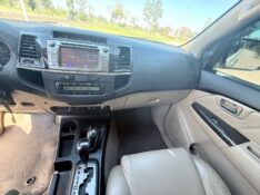 TOYOTA HILUX SW4 3.0 SRV 4X4 7 LUGARES 16V TURBO INTERCOOLER 2014/2014 ELY AUTOMÓVEIS LAJEADO / Carros no Vale