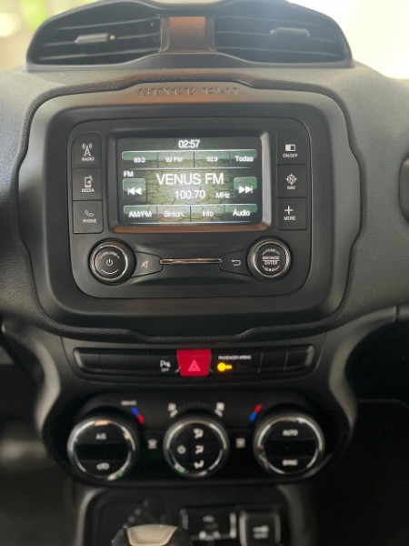 JEEP RENEGADE 1.8 LONGITUDE 2016/2016 TIAGO AUTOMÓVEIS VENÂNCIO AIRES / Carros no Vale