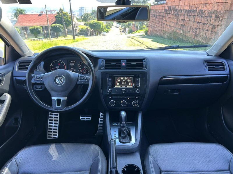 VOLKSWAGEN JETTA COMFORTLINE 2.0 T.FLEX 8V 4P TIPT. 2014/2014 LS MULTIMARCAS VENÂNCIO AIRES / Carros no Vale