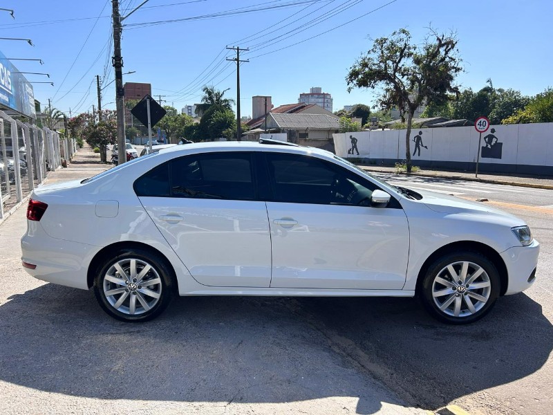 VOLKSWAGEN JETTA COMFORTLINE 2.0 T.FLEX 8V 4P TIPT. 2014/2014 LS MULTIMARCAS VENÂNCIO AIRES / Carros no Vale