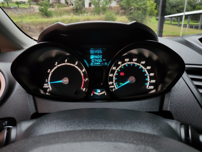 FORD FIESTA SEL 1.6 16V FLEX AUT 5P 2017/2017 TS VEÍCULOS ANTA GORDA / Carros no Vale