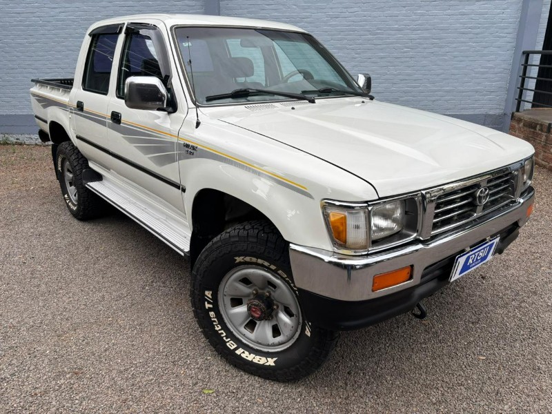 TOYOTA HILUX 2.8 4X4 8V /2001 RT 811 VEÍCULOS ARROIO DO MEIO / Carros no Vale
