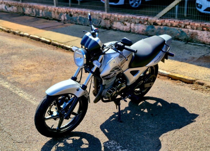 HONDA TWISTER 250 CBX 2003/2003 CRUZEIRO MULTIMARCAS CRUZEIRO DO SUL / Carros no Vale
