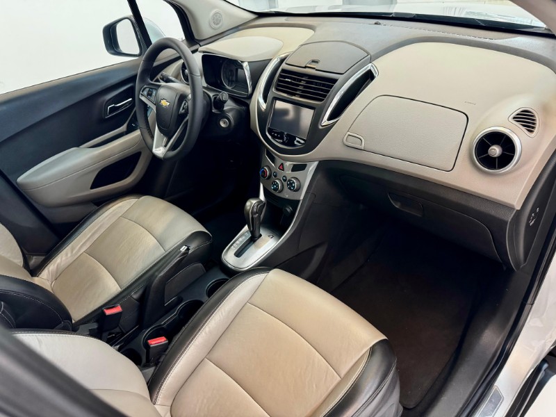 CHEVROLET TRACKER LTZ 1.8 AT 2015/2015 LUCAS AUTOMÓVEIS BOM RETIRO DO SUL / Carros no Vale