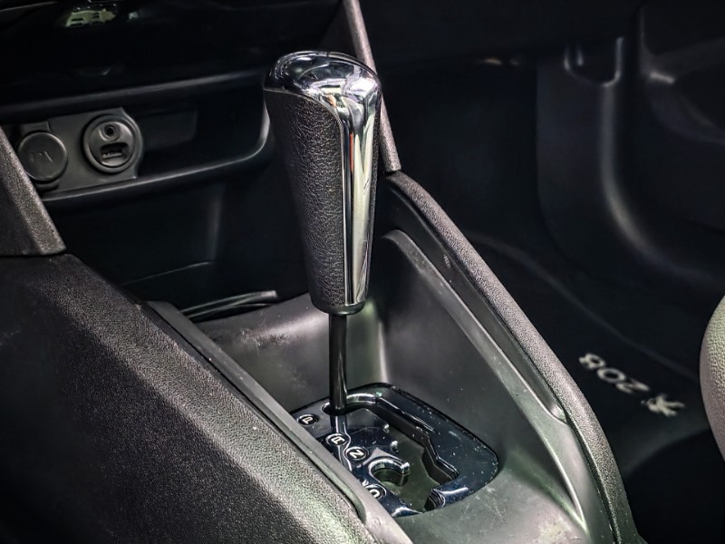 PEUGEOT 208 1.6 16V GRIFFE 2014/2015 DUARTE VEÍCULOS PORTO ALEGRE / Carros no Vale