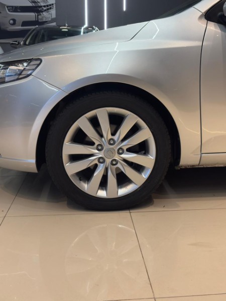 KIA CERATO 1.6 SX3 2011/2011 JM AUTOMÓVEIS VENÂNCIO AIRES / Carros no Vale