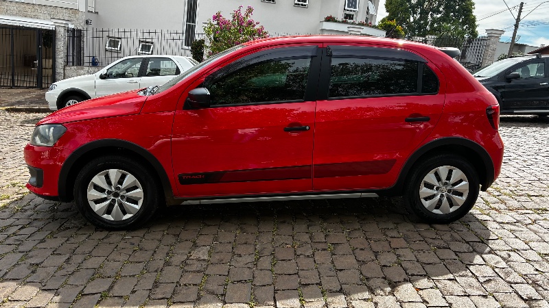VOLKSWAGEN GOL TRACK 1.0 MI TOTAL FLEX 8V 4P 2013/2014 COMPLETO VEÍCULOS GUAPORÉ / Carros no Vale