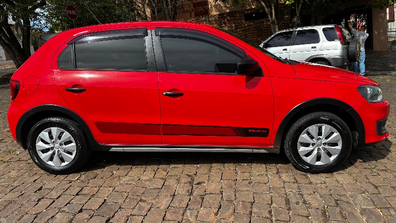 VOLKSWAGEN GOL TRACK 1.0 MI TOTAL FLEX 8V 4P 2013/2014 COMPLETO VEÍCULOS GUAPORÉ / Carros no Vale
