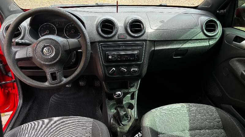 VOLKSWAGEN GOL TRACK 1.0 MI TOTAL FLEX 8V 4P 2013/2014 COMPLETO VEÍCULOS GUAPORÉ / Carros no Vale