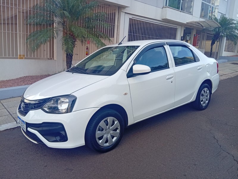TOYOTA ETIOS 1.5 X AT SEDAN 2020/2021 ALTERNATIVA VEÍCULOS LAJEADO / Carros no Vale