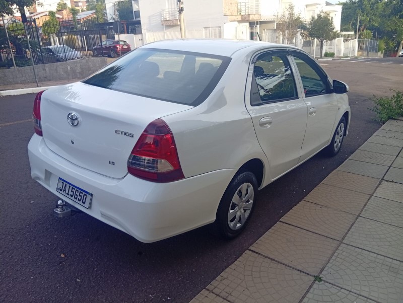 TOYOTA ETIOS 1.5 X AT SEDAN 2020/2021 ALTERNATIVA VEÍCULOS LAJEADO / Carros no Vale