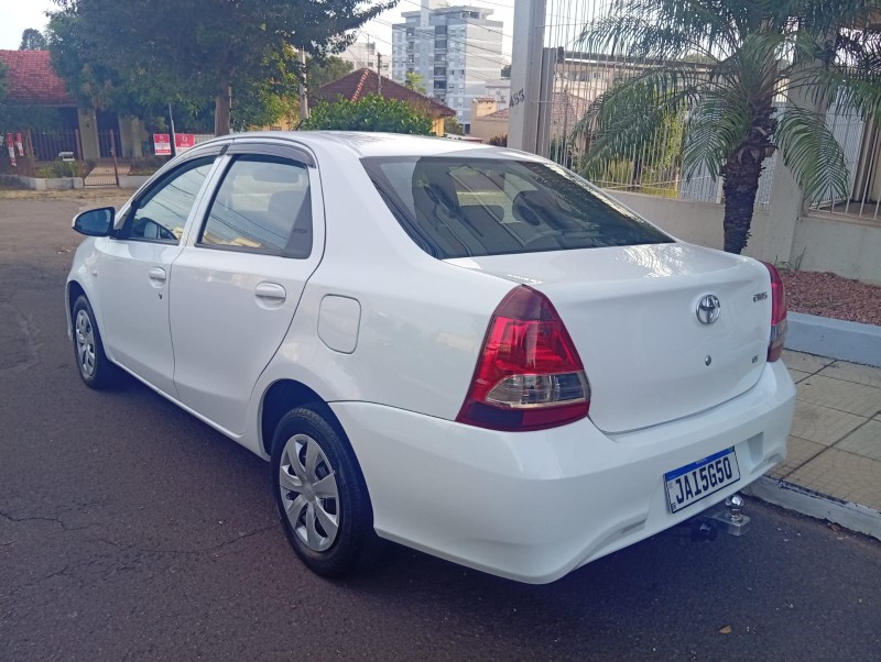 TOYOTA ETIOS 1.5 X AT SEDAN 2020/2021 ALTERNATIVA VEÍCULOS LAJEADO / Carros no Vale