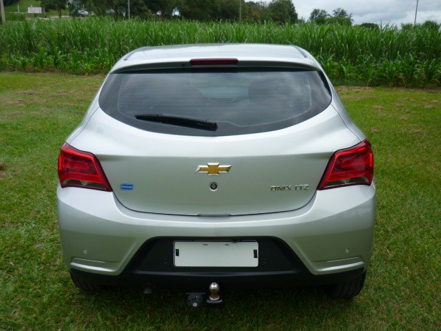 CHEVROLET ONIX 1.4 MPFI LTZ 8V FLEX 4P AUTOMÁTICO 2016/2017 PREMIUM AUTOMÓVEIS ARROIO DO MEIO / Carros no Vale