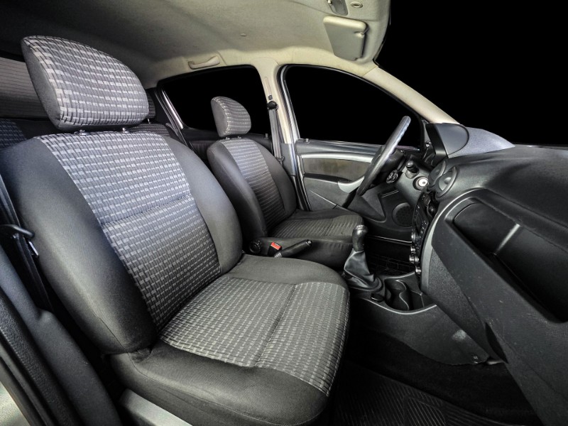 RENAULT SANDERO 1.6 EXPRESSION 8V FLEX 4P MANUAL 2012/2013 DUARTE VEÍCULOS PORTO ALEGRE / Carros no Vale