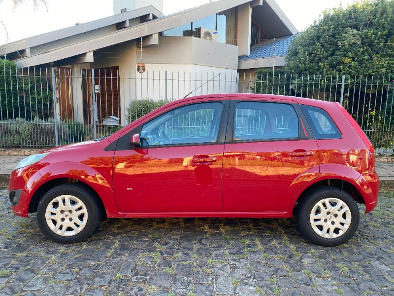 FORD FIESTA SE 1.6 2013/2014 ESTAÇÃO DO CARRO ESTRELA / Carros no Vale