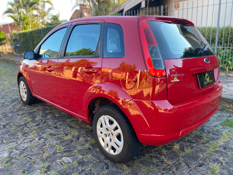 FORD FIESTA SE 1.6 2013/2014 ESTAÇÃO DO CARRO ESTRELA / Carros no Vale