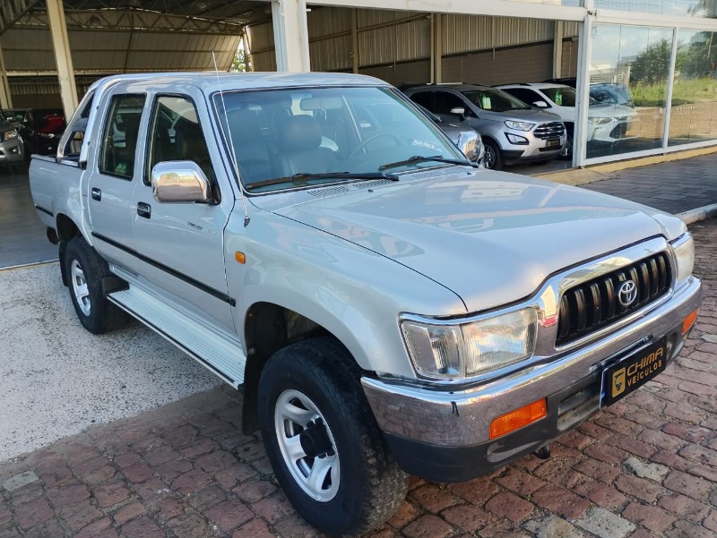 TOYOTA HILUX 3.0 SRV 4X2 16V /2004 CHIMA VEÍCULOS VENÂNCIO AIRES / Carros no Vale