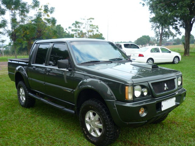 MITSUBISHI L200 2.5 GLS 4X4 8V 2003/2003 PREMIUM AUTOMÓVEIS ARROIO DO MEIO / Carros no Vale