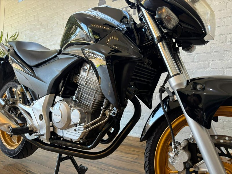 HONDA MOTOS CB 300R /2015 RT 811 VEÍCULOS ARROIO DO MEIO / Carros no Vale