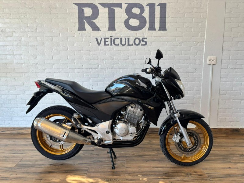 HONDA MOTOS CB 300R /2015 RT 811 VEÍCULOS ARROIO DO MEIO / Carros no Vale
