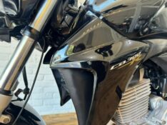 HONDA MOTOS CB 300R /2015 RT 811 VEÍCULOS ARROIO DO MEIO / Carros no Vale