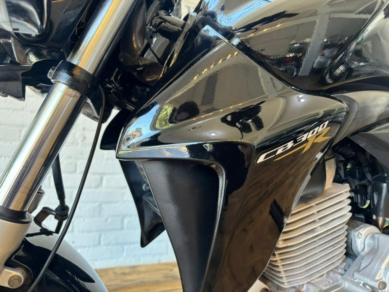 HONDA MOTOS CB 300R /2015 RT 811 VEÍCULOS ARROIO DO MEIO / Carros no Vale