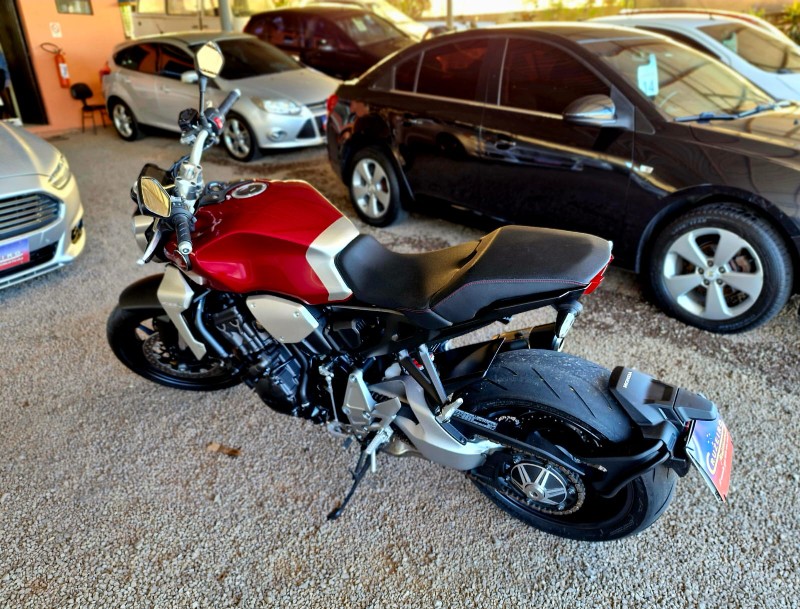HONDA MOTOS CB 1000R 2021/2021 CRUZEIRO MULTIMARCAS CRUZEIRO DO SUL / Carros no Vale