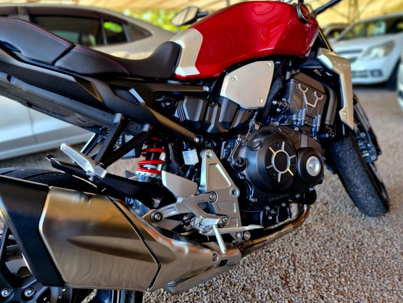 HONDA MOTOS CB 1000R 2021/2021 CRUZEIRO MULTIMARCAS CRUZEIRO DO SUL / Carros no Vale