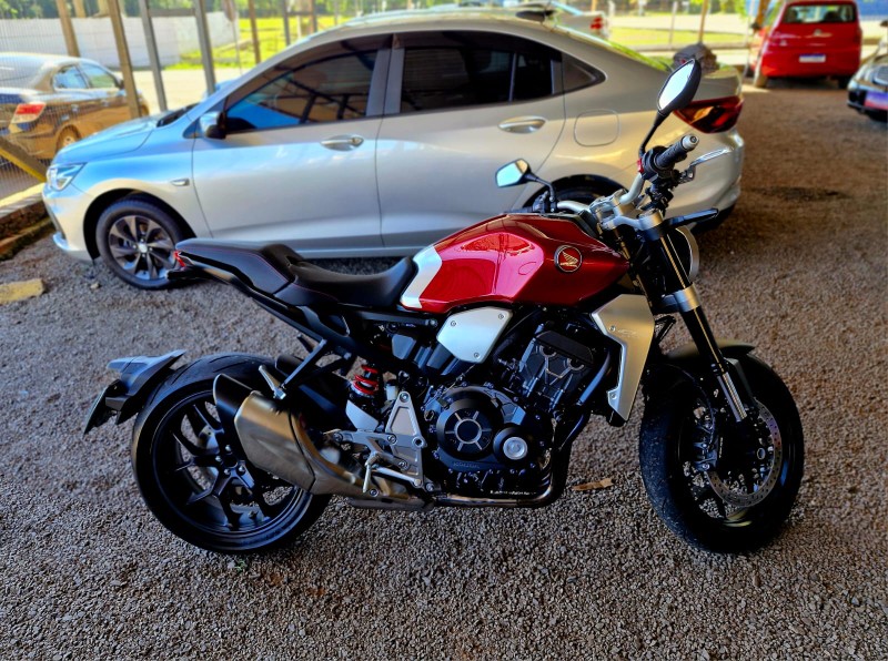 HONDA MOTOS CB 1000R 2021/2021 CRUZEIRO MULTIMARCAS CRUZEIRO DO SUL / Carros no Vale