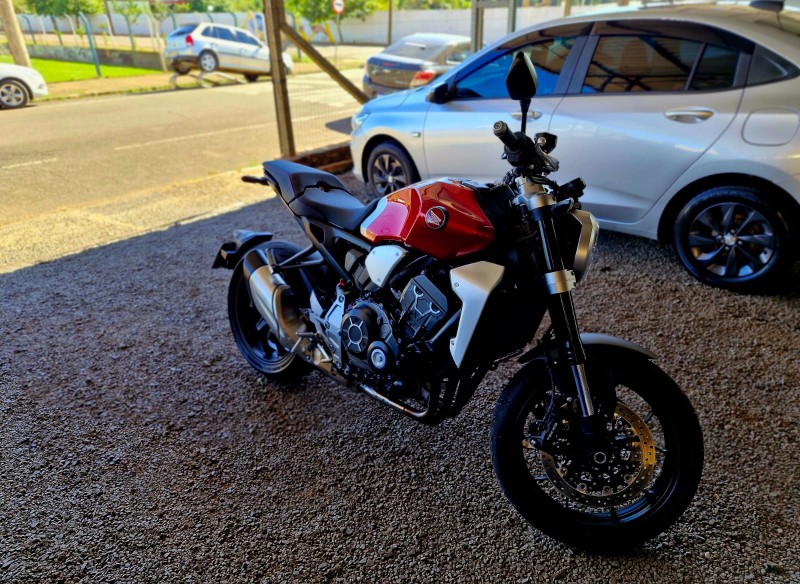 HONDA MOTOS CB 1000R 2021/2021 CRUZEIRO MULTIMARCAS CRUZEIRO DO SUL / Carros no Vale