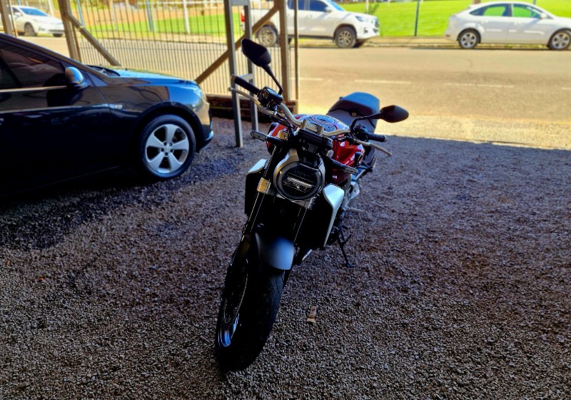 HONDA MOTOS CB 1000R 2021/2021 CRUZEIRO MULTIMARCAS CRUZEIRO DO SUL / Carros no Vale
