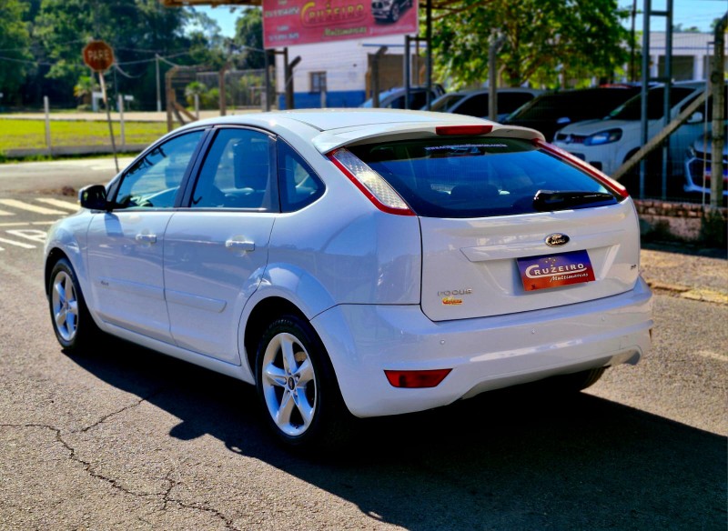 FORD FOCUS 2.0 FLEX 2013/2013 CRUZEIRO MULTIMARCAS CRUZEIRO DO SUL / Carros no Vale