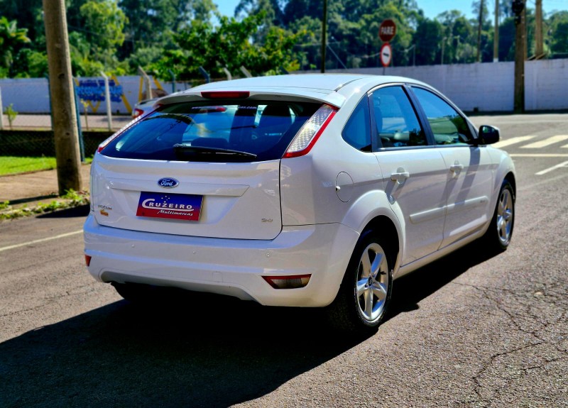 FORD FOCUS 2.0 FLEX 2013/2013 CRUZEIRO MULTIMARCAS CRUZEIRO DO SUL / Carros no Vale