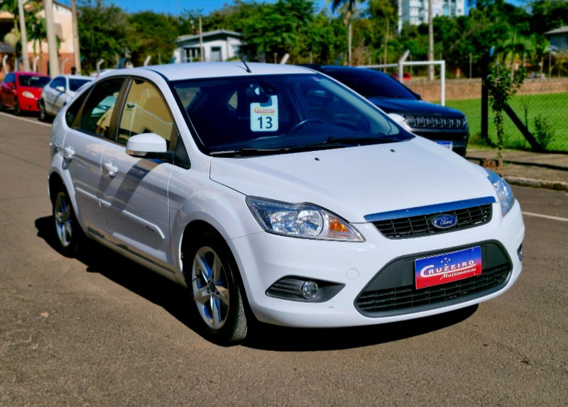 FORD FOCUS 2.0 FLEX 2013/2013 CRUZEIRO MULTIMARCAS CRUZEIRO DO SUL / Carros no Vale