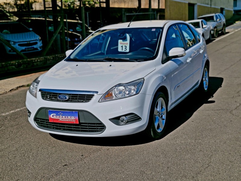 FORD FOCUS 2.0 FLEX 2013/2013 CRUZEIRO MULTIMARCAS CRUZEIRO DO SUL / Carros no Vale