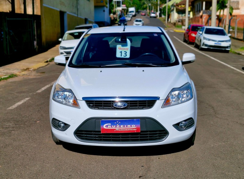 FORD FOCUS 2.0 FLEX 2013/2013 CRUZEIRO MULTIMARCAS CRUZEIRO DO SUL / Carros no Vale