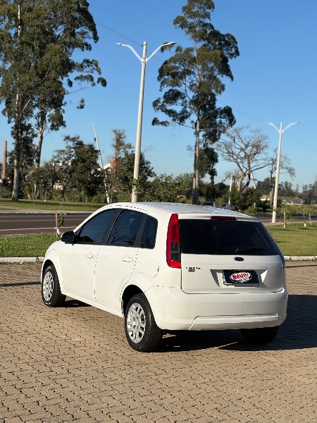FORD FIESTA 1.6 8V 2014 /2014 NEURI VEÍCULOS LAJEADO / Carros no Vale