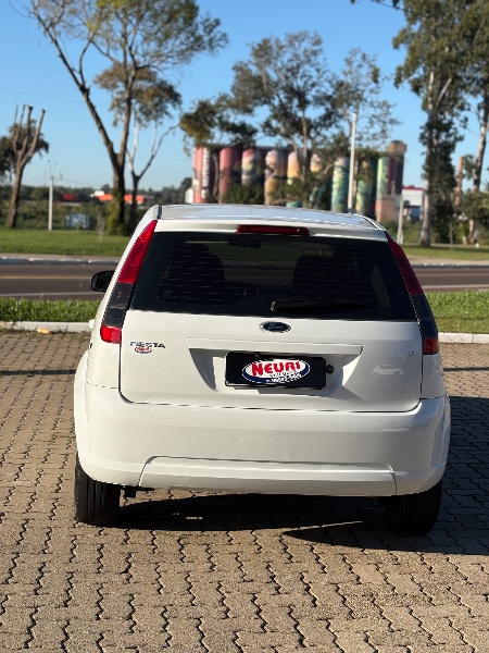FORD FIESTA 1.6 8V 2014 /2014 NEURI VEÍCULOS LAJEADO / Carros no Vale