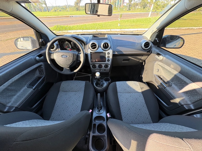 FORD FIESTA 1.6 8V 2014 /2014 NEURI VEÍCULOS LAJEADO / Carros no Vale