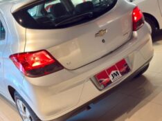 CHEVROLET ONIX HATCH LT 1.4 8V FLEXPOWER 5P MEC. 2013/2014 JM AUTOMÓVEIS VENÂNCIO AIRES / Carros no Vale