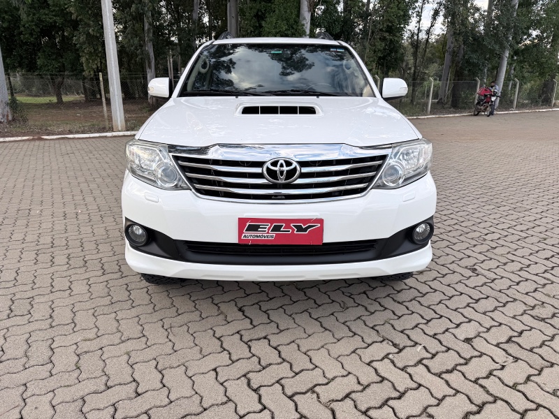 TOYOTA HILUX SW4 3.0 SRV 4X4 7 LUGARES 16V TURBO INTERCOOLER 2014/2014 ELY AUTOMÓVEIS LAJEADO / Carros no Vale TOYOTA HILUX SW4 3.0 SRV 4X4 7 LUGARES 16V TURBO INTERCOOLER 2014/2014 ELY AUTOMÓVEIS LAJEADO / Carros no Vale