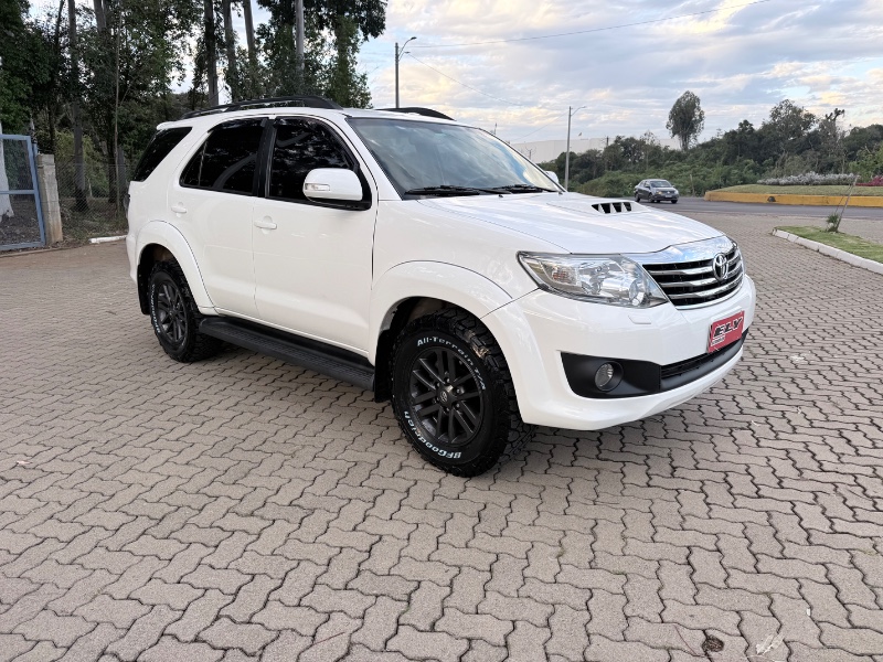 TOYOTA HILUX SW4 3.0 SRV 4X4 7 LUGARES 16V TURBO INTERCOOLER 2014/2014 ELY AUTOMÓVEIS LAJEADO / Carros no Vale TOYOTA HILUX SW4 3.0 SRV 4X4 7 LUGARES 16V TURBO INTERCOOLER 2014/2014 ELY AUTOMÓVEIS LAJEADO / Carros no Vale